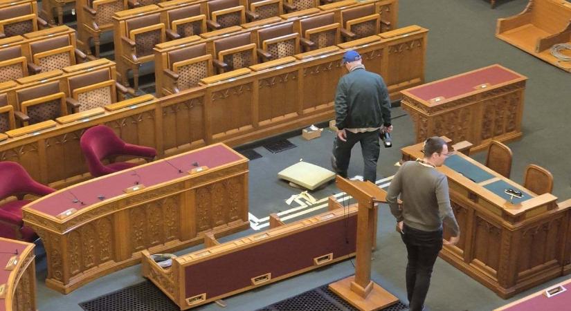 Megkezdődött a bársonyszékrendszer-váltás a parlamenti ülésteremben - fotó