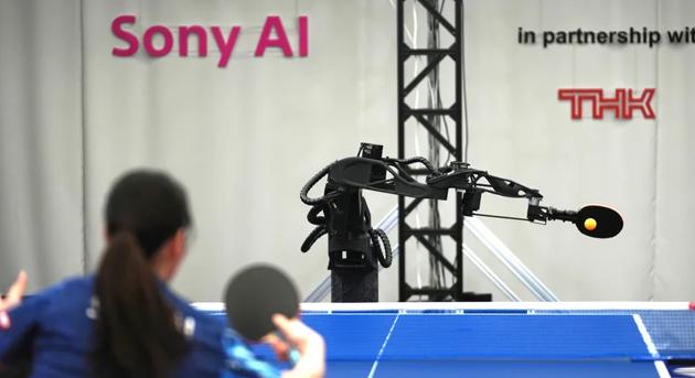 Profi asztaliteniszezőket is elvert a Sony AI sasszemű-villámkezű robotja