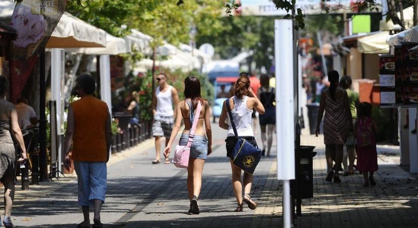 Drasztikus tisztogatás jöhet Siófokon, leszámolják a bazárkáoszt a Petőfi sétányon