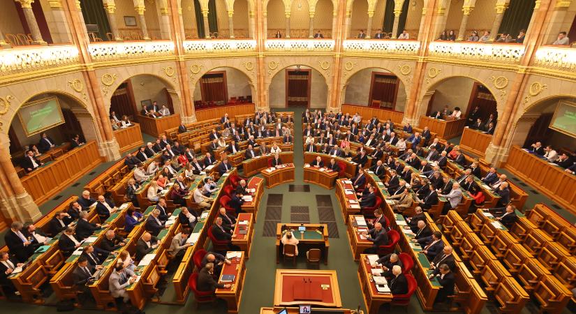 Elkezdték átrendezni a parlamenti patkót