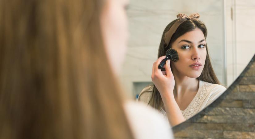 Beül a ráncaidba vagy összecsomósodik? Így marad egyenletes és friss az alapozód egész nap a sminkmesterek szerint