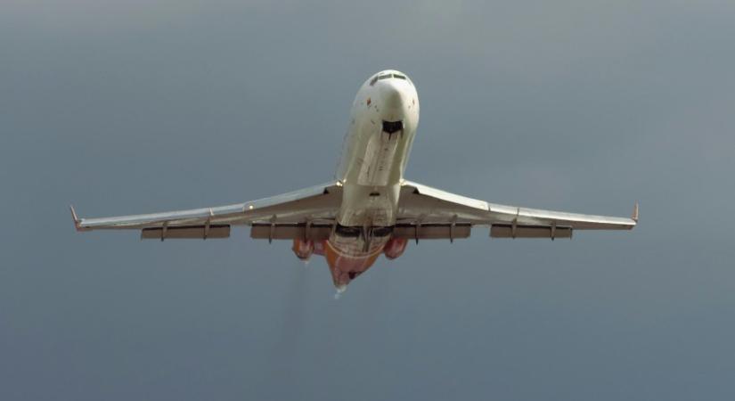 Felszállás után azonnal visszafordult Budapestre az amerikai nagykövetség gépe