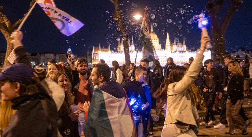 Bársonyos forradalmat!