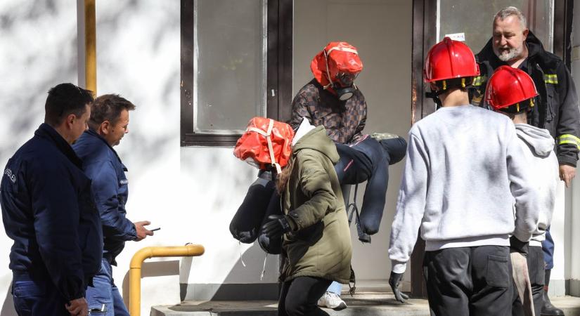 Gázálarcot öltöttek a szolnoki diákok – megnéztük, mit tudnak a fiatalok a katasztrófahelyzetekről – galériával