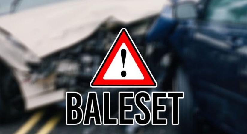Hármas karambol a 4-esen! A tűzoltók már megérkeztek, így készülj, ha arra jársz