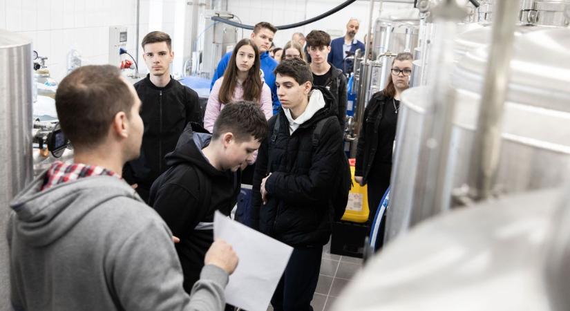 Megnézték, hol készül a barátok söre, s közben még versenyeztek is. Ők lettek a legjobb zalai kincskeresők (galéria, videó)