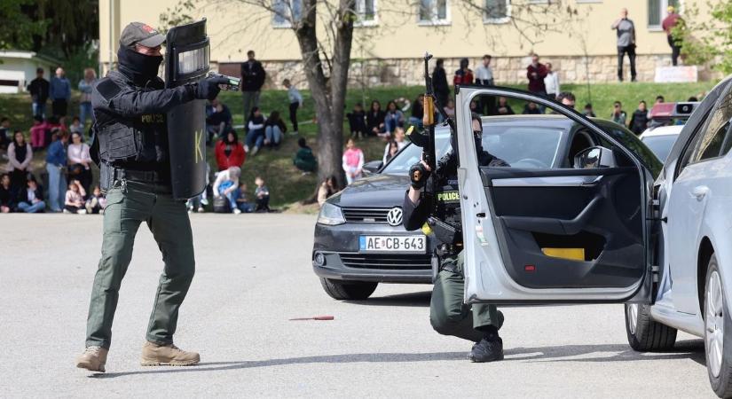 „Anya, ők igazi hősök!” – Roham volt a töltényhüvelyekért és autogramokért a miskolci Kéklámpások napján – fotókkal, videóval