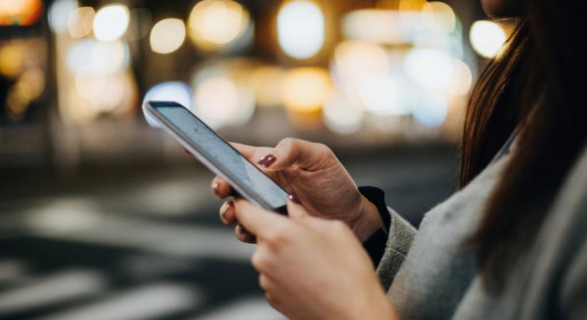 Szigorít az EU: visszatér egy régi funkció a telefonokba, amivel sok pénzt spórolhatsz