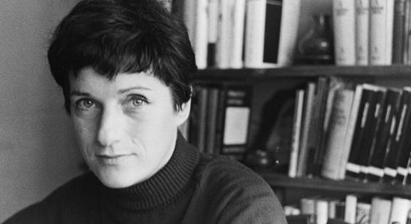 10 kevésbé ismert történet a 100 éve született Janikovszky Éváról