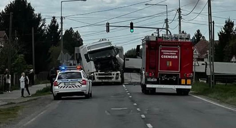 Összeütközött két kamion a szabolcsi településen – teljes szélességében lezárták az útszakaszt!