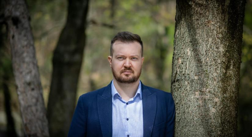 A Helsinki képviseli Szabó Bencét, szerintük ugyanis szabályellenesen szüntette meg a rendőrség a jogviszonyát