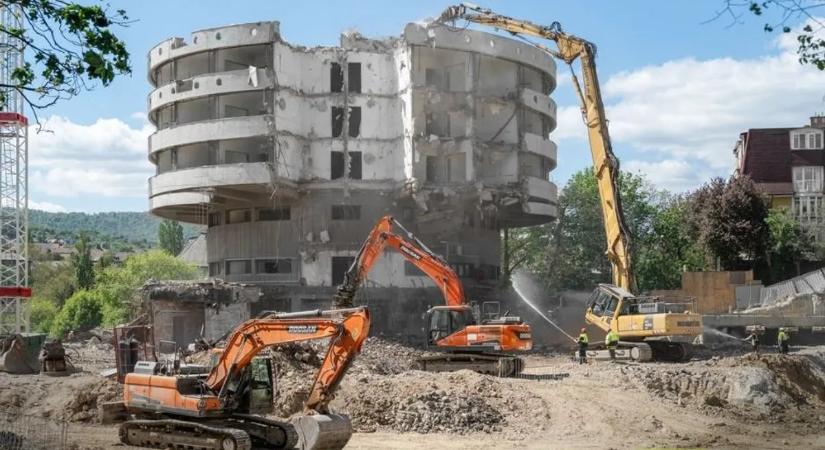 Lassan teljesen eltűnik a föld színéről a főváros egyik ikonikus épülete, befejezéséhez közeledik a bontás