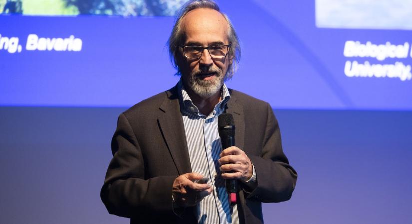 Szathmáry Eörs: Az evolúcióra képes mesterséges intelligencia uralma alá hajthatja az embert