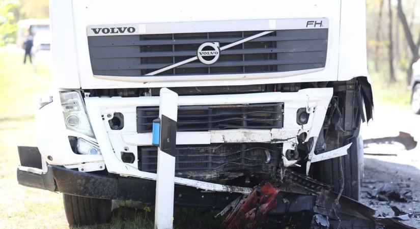 Megrázó fotók érkeztek az 53-as főúton történt halálos balesetről