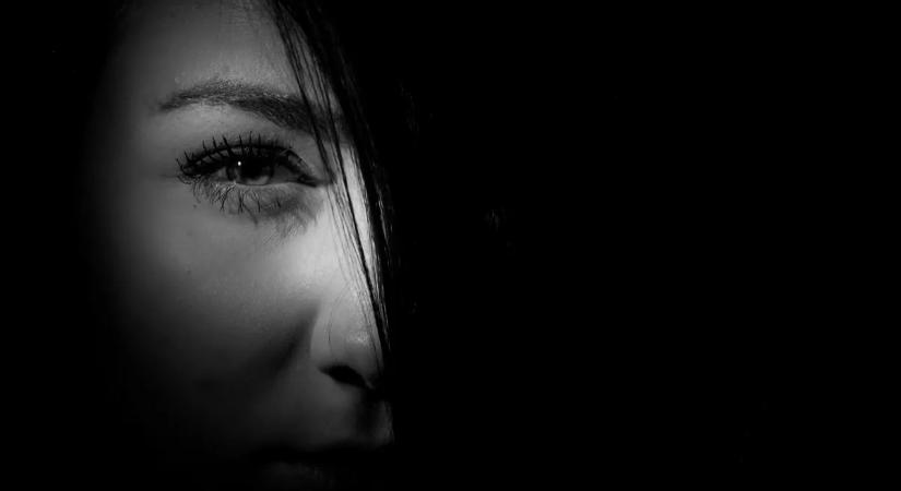 Ájultra erőszakoltak egy fiatal nőt: még filmre is vették az egészet