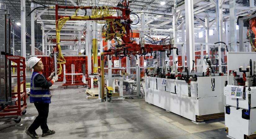 Felégeti készpénztartalékait a Tesla