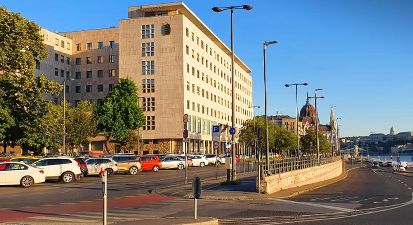 Magyar Péter: a Tisza Párt frakció képviselői nem költöznek be az egykori ÁVH és MSZMP székházba