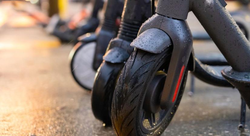 Hihetetlen jelenetek a belvárosban: 90 éves e-rolleres száguldott át a piroson, majd nekicsattant egy autónak