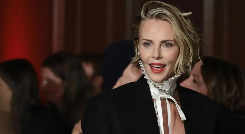 Kirakta formás melleit a bemutatón Charlize Theron, ettől leesik az álla