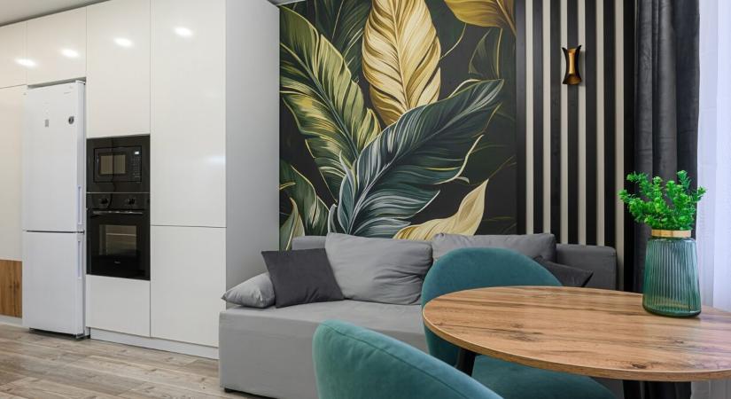 Faldekoráció 2026: trendinek számít a színblokkolás, a beton- és márványhatású falak és a modern falpanelek