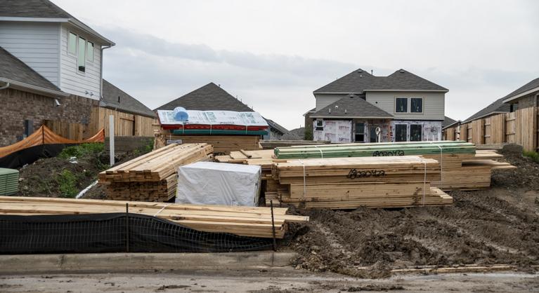 Szomorú számok: 14 millióval fizetnek többet a magyarok egy lakáshitelért