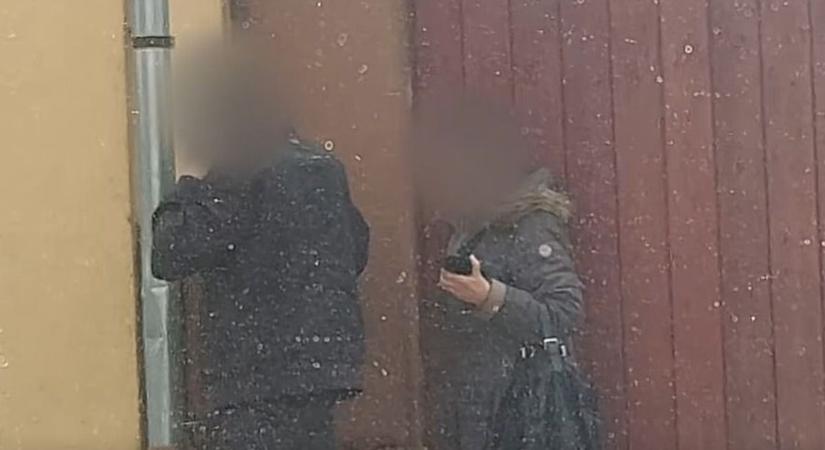 Rendőröknek adták ki magukat, végül a valódi nyomozók csapdájába sétáltak bele – videó