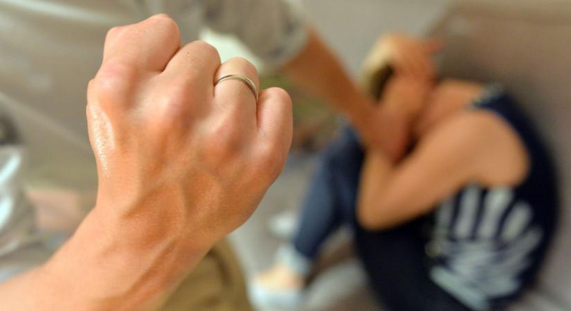 Arcon rúgták és megalázták: fiatalok bántalmaztak egy 16 éves lányt Veszprémben