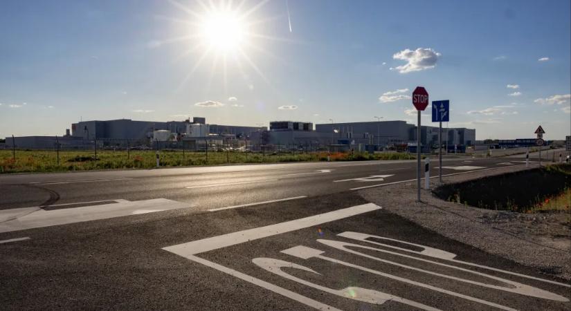 Tűz ütött ki az iváncsai akkugyárban hétfőn, a kormányhivatal eljárást indított