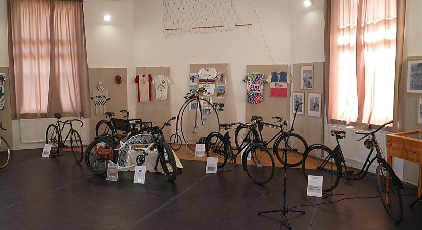 Időutazás két keréken: igazi ritkaságokból nyílt kiállítás a DEMKI Homokkerti Közösségi Házban