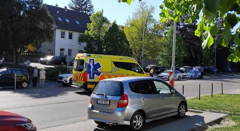 Rendőrök irányítják a forgalmat Eger egyik legforgalmasabb útján