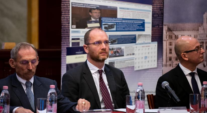 A jegybank korábbi alelnöke közölte, hogy Simor Andrásnak az osztrák Erstében betöltött tisztségével összefüggő döntésekre neki nincs és nem is volt ráhatása