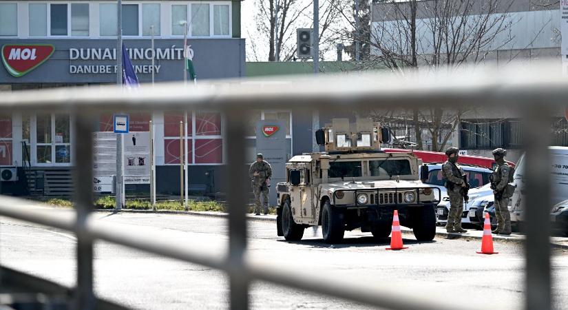 Húsz helyszínen maradnak, máshol már elkezdték visszavonni a katonákat a kritikus infrastruktúra őrzésétől