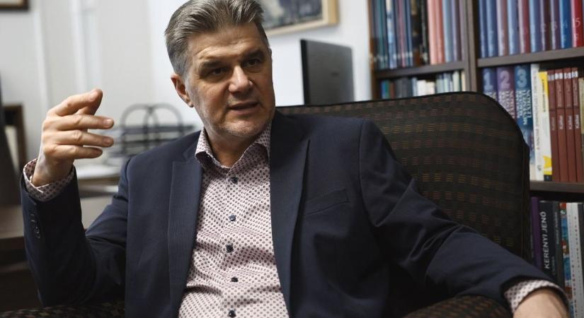 Fertőszögi Péter, mint A Da Vinci-kód professzora: a kincsvadász „kódfejtőként” kalauzolja a látogatókat