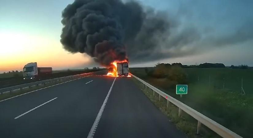 Így tomboltak a lángok az M43-as autópályán: sokkoló képsorok a kigyulladt járműről