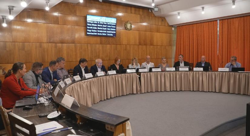 Mintegy 20 témában mondta ki a végső döntést Paks képviselő-testülete