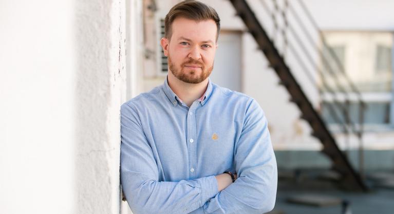 Szabó Bence szolgálati panaszt nyújtott be munkaviszonyának szabályellenes megszüntetése miatt