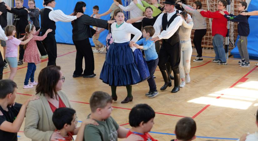Táncházzal ünnepelték a Tánc világnapját az Aranyossy iskolában
