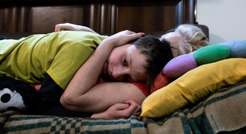 Egy autista fiú mindennapjai és Magyar Péter forradalmi menete - Ezek 2025 legjobb sajtófotói