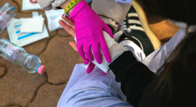 Vér folyt a SZUSZ-park szinte minden szegletében, rengeteg sérültet kellett ellátni – fotókkal