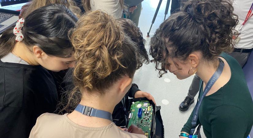 A jövő munkaerőpiaca dől el: a lányokra vadászik a techszektor