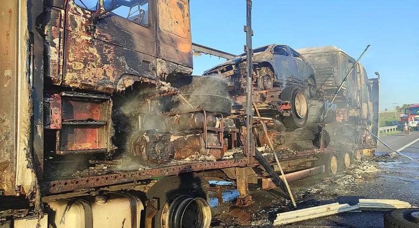 Megérkeztek a képek az M43-as autópályán kiégett a kamionról – videó