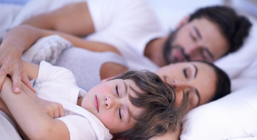 Azok a gyerekek, akik a szüleikkel alszanak, 10 ritka tulajdonságot fejlesztenek ki