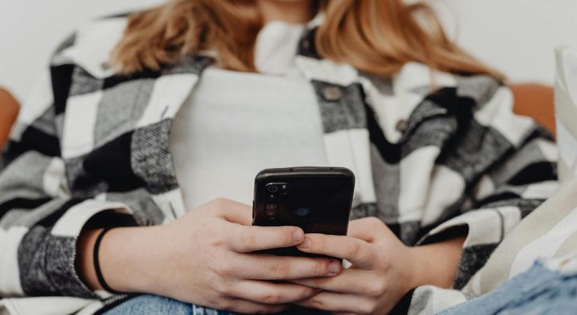 Aggódhatnak a tinik? A szülők mostantól láthatják, miről beszélgetnek a mesterséges intelligenciával