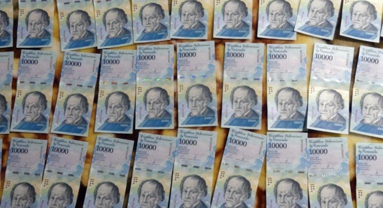 Eurót ígért, de venezuelai bolívart adott több dunántúli városban egy bolgár férfi