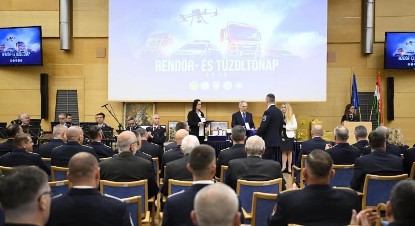 Pintér Sándor kitüntette a sofőrjét