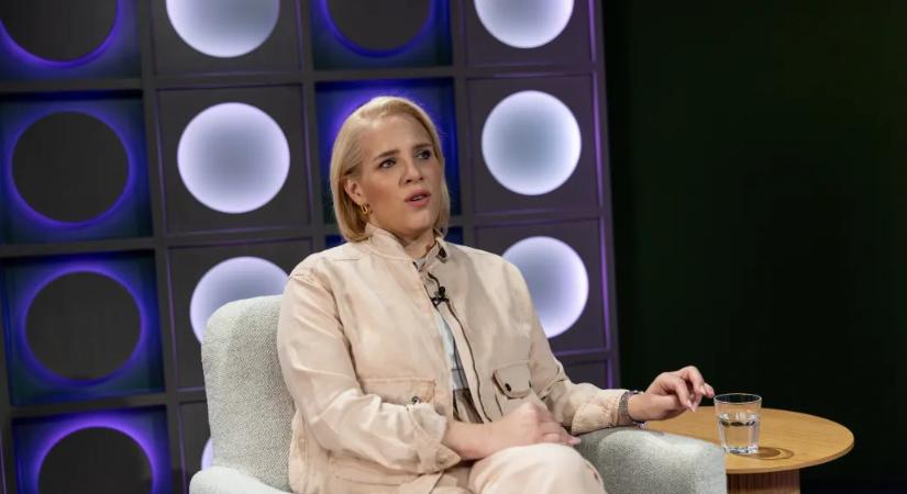 Kusza cenzúra a közmédiában, kiégés 26 évesen, kemény beszélgetés a családdal a választások előtt – erős idézetek a Tóth Vera-interjúból