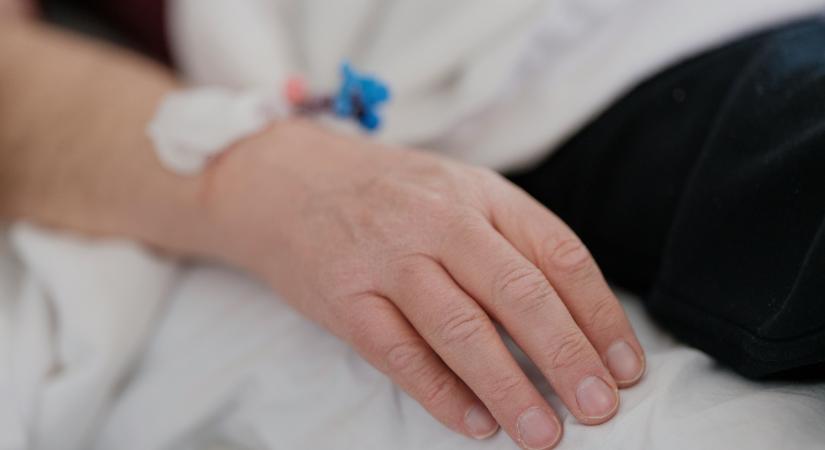 A szív bajnokai sztárja arra ébredt fel a kómából, hogy feleségének másik férje van