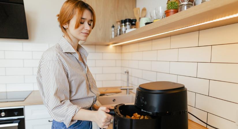 Az air fryer tisztításának legegyszerűbb módja: keverje össze ezt a két hozzávalót, és a makacs zsír egyszerűen eltűnik