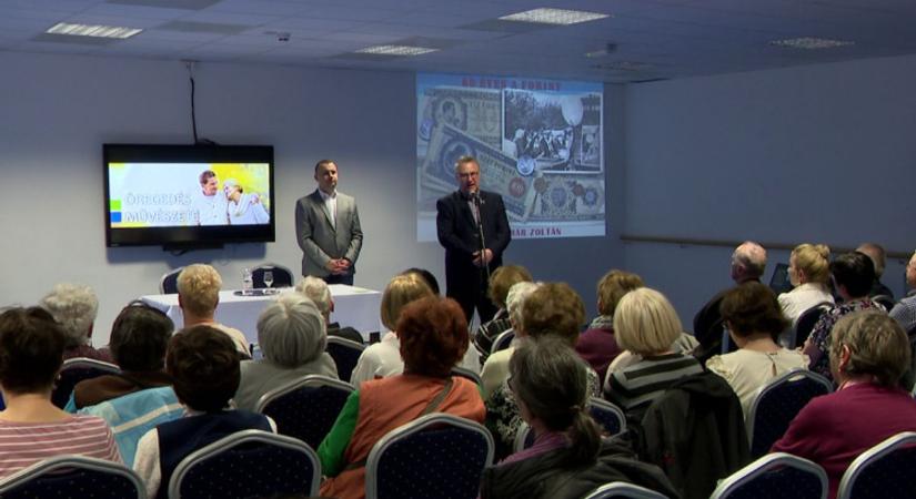 A magyar forint nyolc évtizedes történetét mutatták be az időseknek