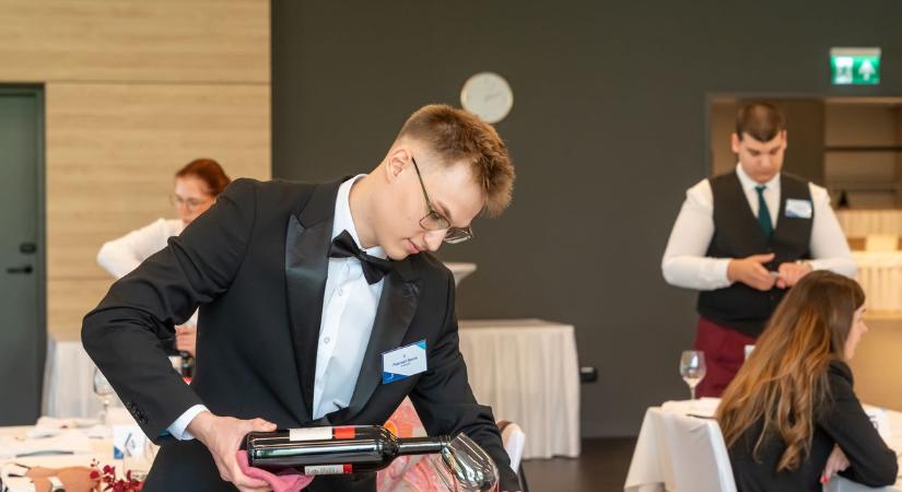 Keszthelyi tanuló képviseli hazánkat: európai versenyre készül a pincértehetség